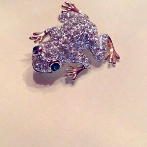 New Frog Pin Silvertone body, gold tone feet, rhodium plated Swavorski crystals